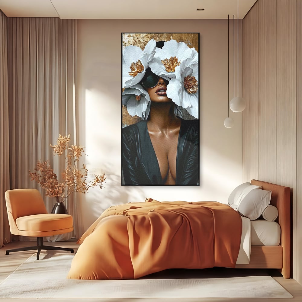 Tablou canvas cu tablou canvas cu silueta feminina, in rama de aluminiu negru, pe perete intr-un dormitor